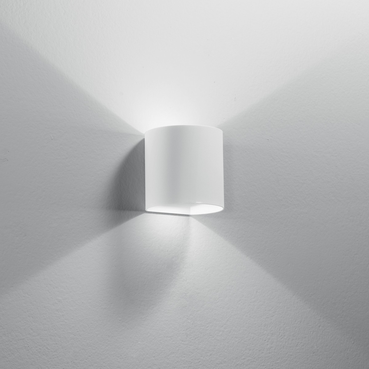 Weiße oder schwarze LED-Außenwandleuchte mit...