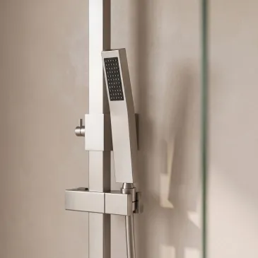 Colonne de douche carrée en acier brossé satiné avec pommeau de douche