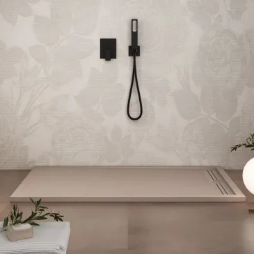 Receveur de douche en résine sableuse avec grille de perforation latérale